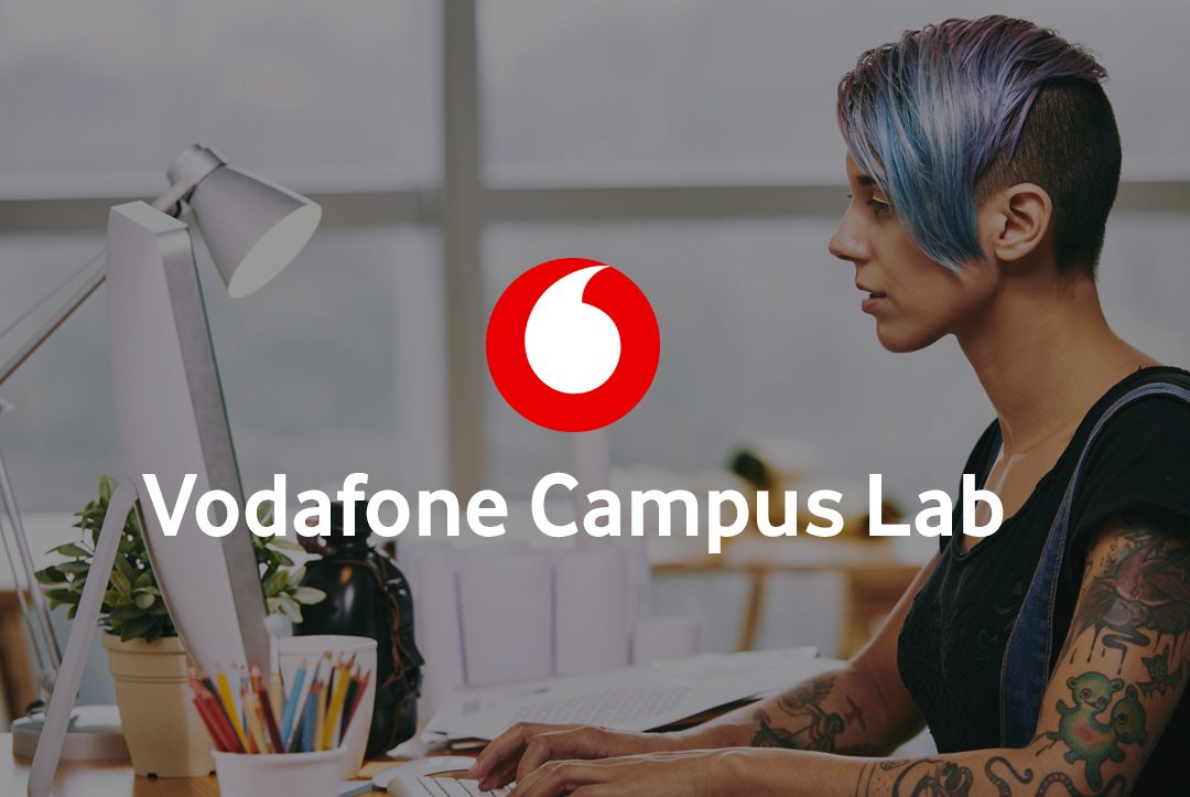 chica tatuada con ordenador vodafone