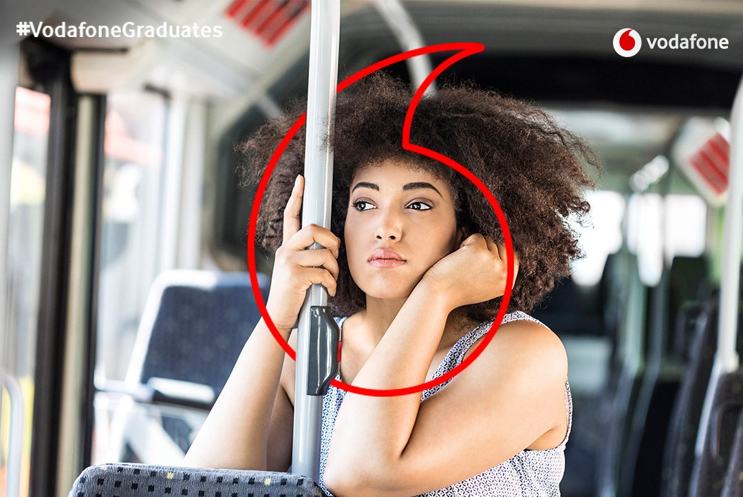 chica en metro vodafone