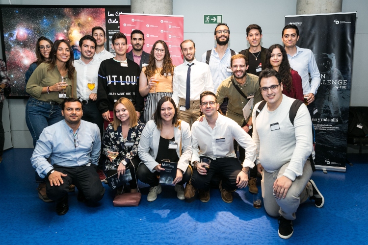 foto de grupo participantes evento moonchallenge
