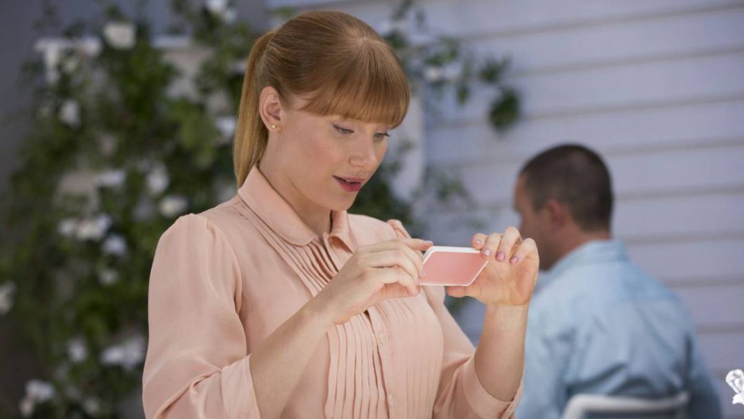 mujer con movil